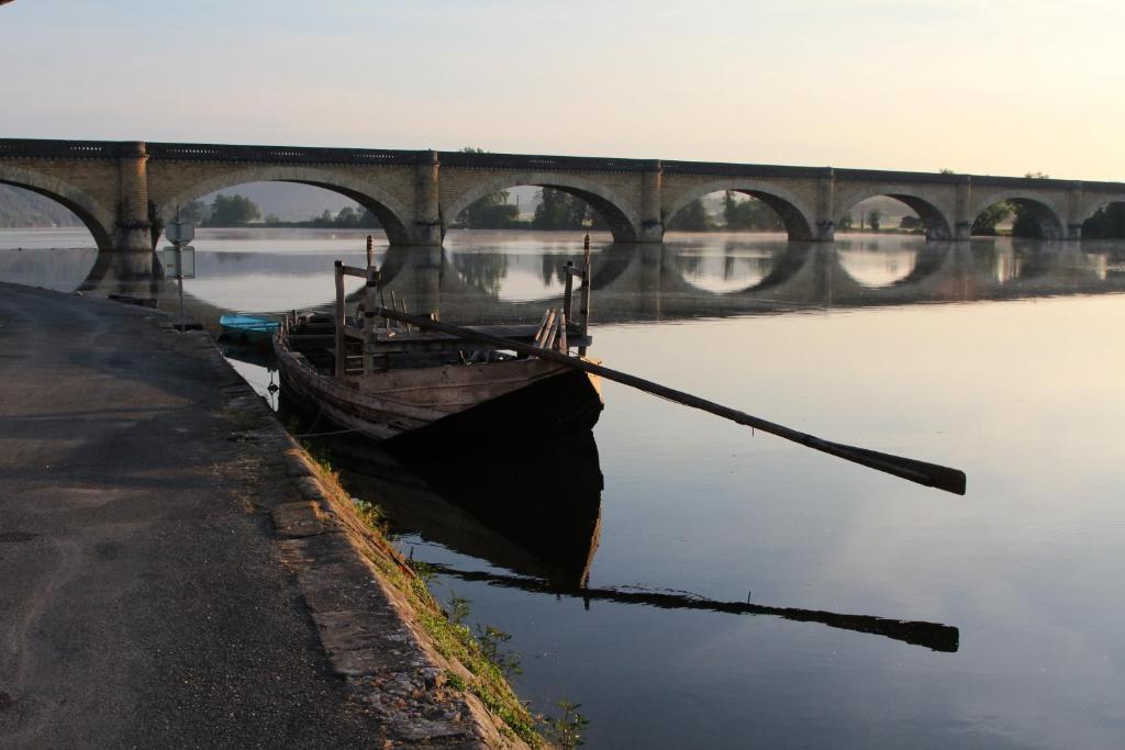 فندق Mauzac-et-Grand-Castangفي  Le Barrage المظهر الخارجي الصورة